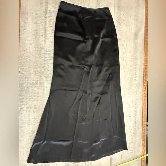 Carmen Marc Valvo Collection Black Satin Maxi Skirt Size Medium - Picture 8 of 8